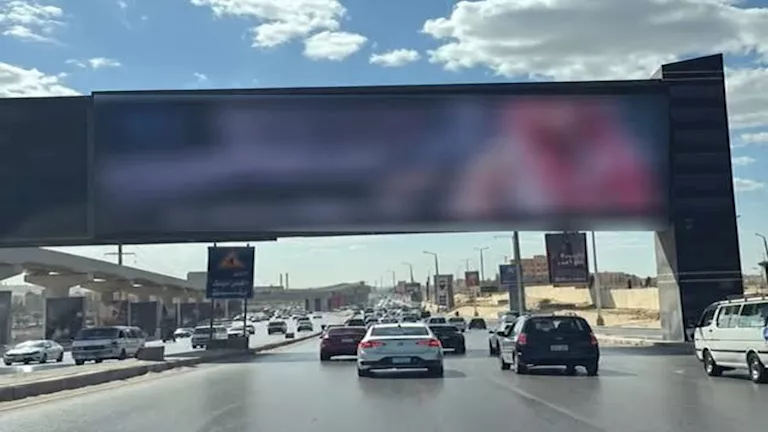 لقطات خارجة.. الداخلية تعلن تفاصيل اختراق لوحة إعلانات على طريق محور 26 يوليو